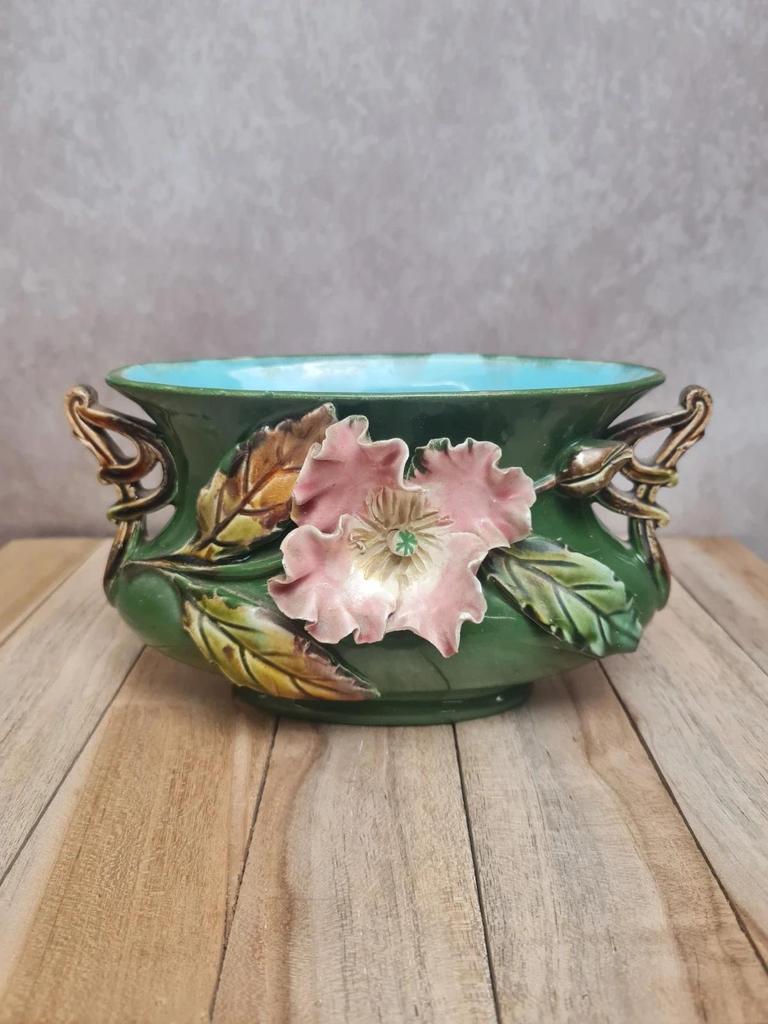 Petit cache-pot barbotine ancienne décor floral en relief