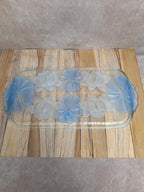 Plat en verre moulé bleu décor floral – esprit Art Déco