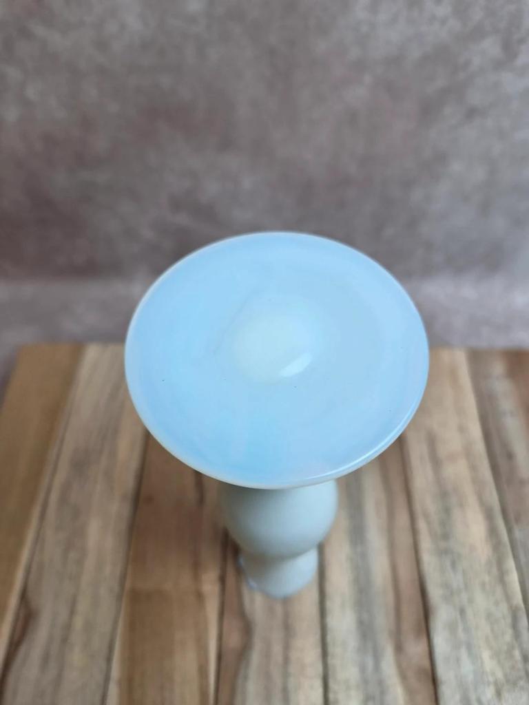 Petit vase soliflore en opaline blanche – Élégance vintage
