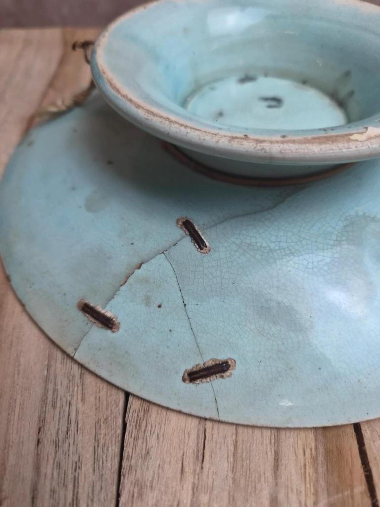 Ancien petit compotier en barbotine majolique turquoise – décor végétal en relief