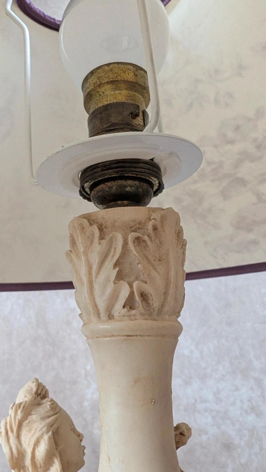 Lampe romantique en résine patinée, femme assise et fleurs