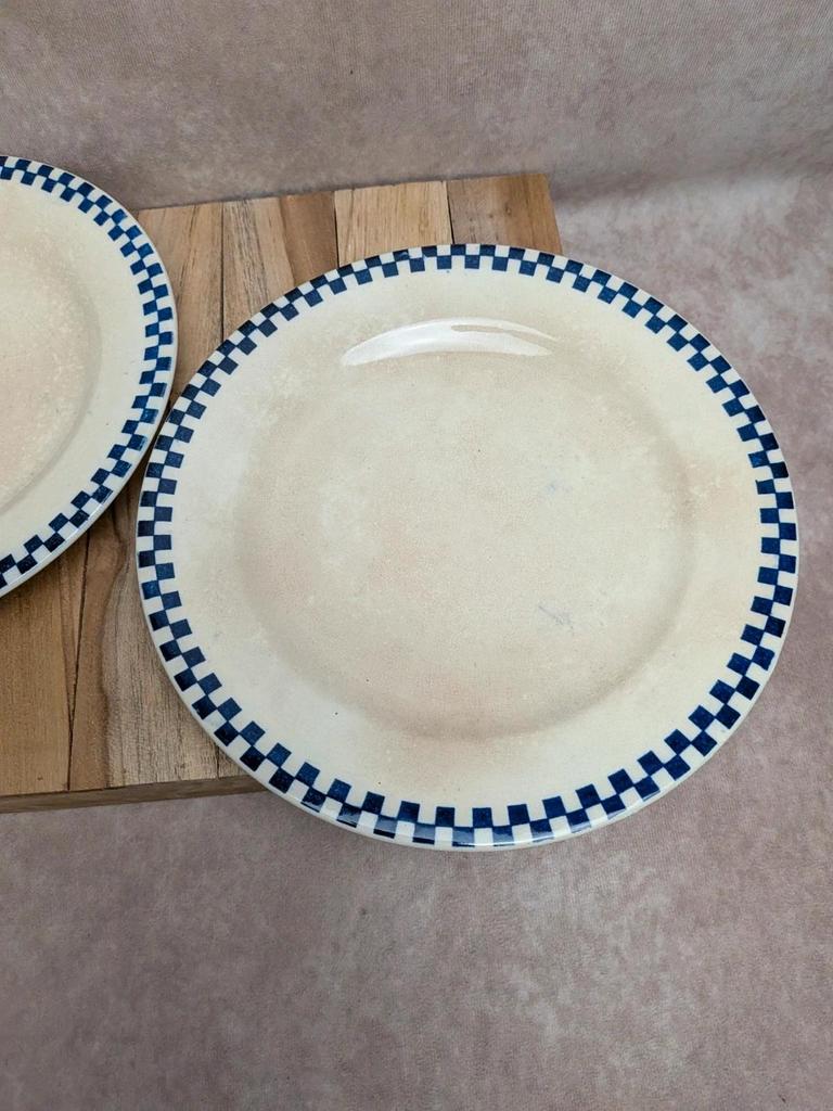 Lot de 2 plats sur pied Terre de fer Salins modèle Damier