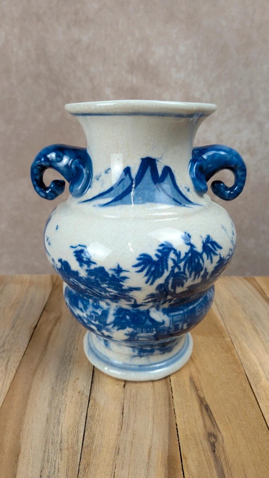 Vase chinois bleu et blanc anses sculptées décor paysage