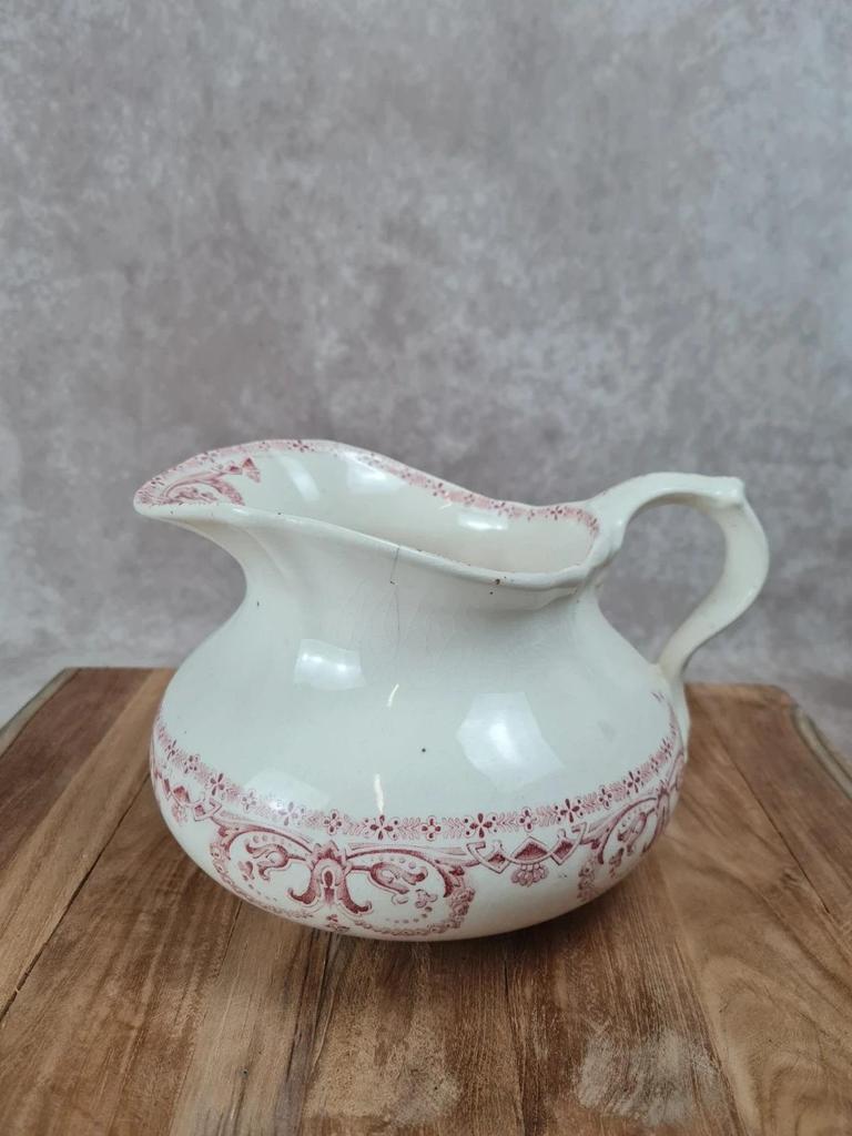 Ancien pot à eau, Au Planteur de Caïfa, Terre de Fer, décor Guirlande