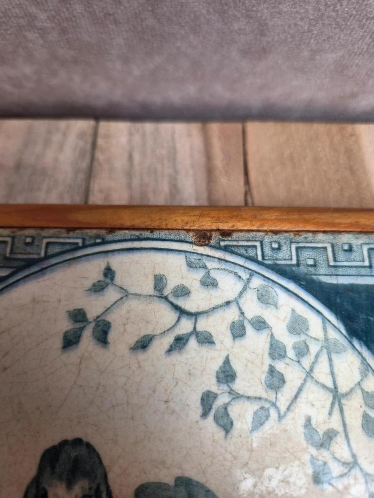Dessous de plat ancien en carreau de Gien décor oiseaux bleu – contour bois