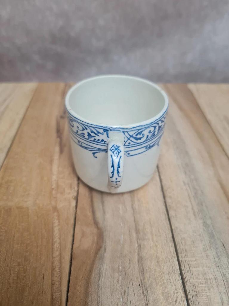 Tasse et sous-tasse ancienne Terre de fer Colbert Creil & Montereau bleu