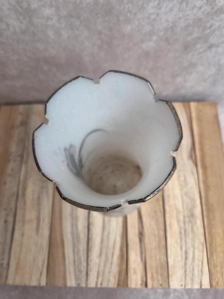 Vase ancien Art nouveau en verre givré émaillé – décor d’iris
