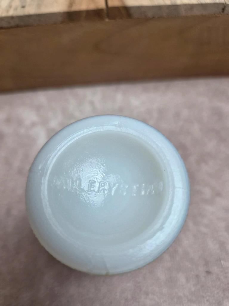 Service à œufs ancien Vallérysthal en opaline – poule et 6 coquetiers