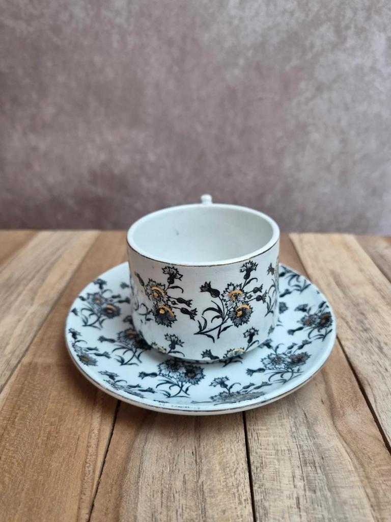 Tasse et soucoupe anciennes Gien – terre de fer – décor floral doré