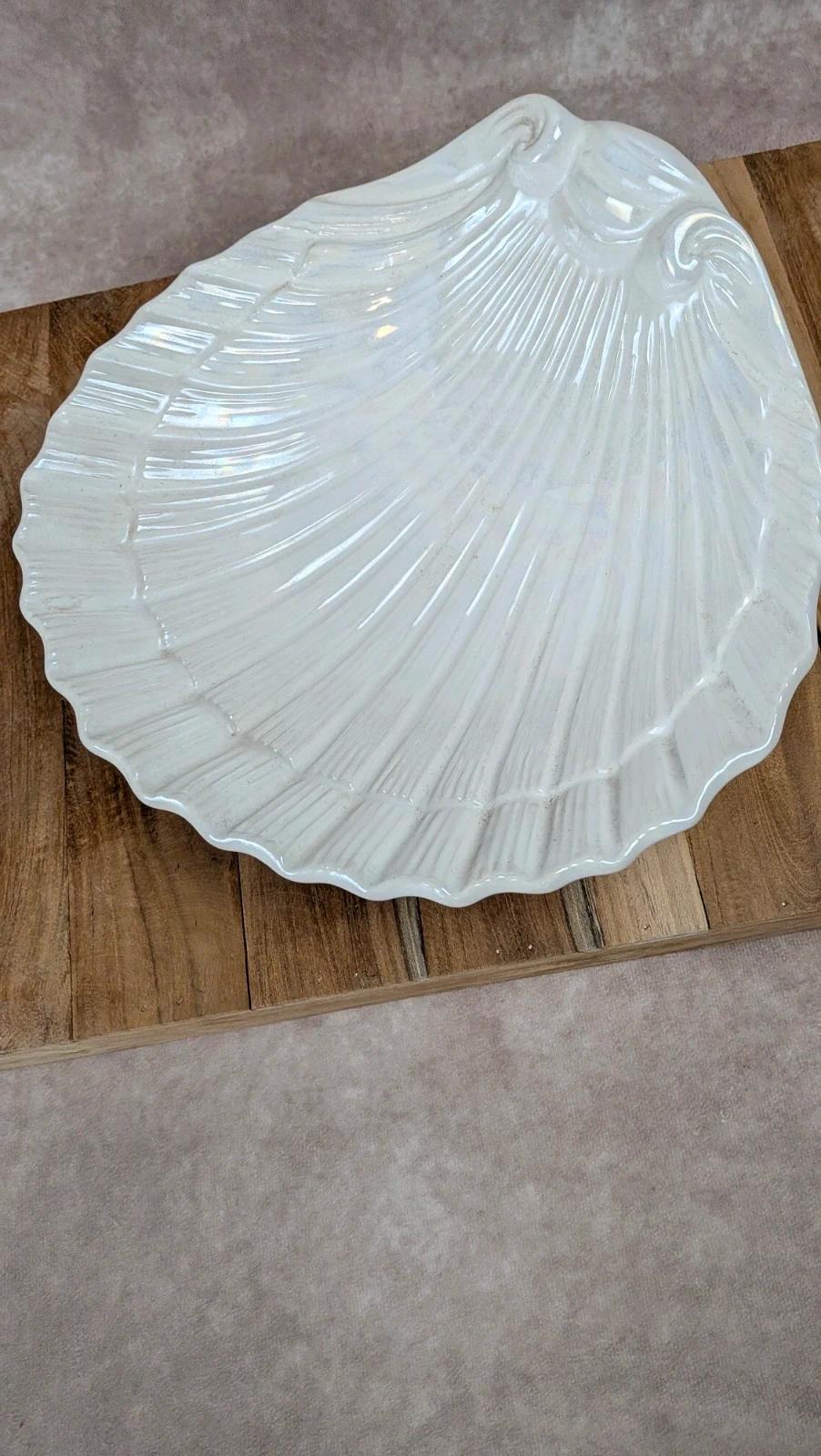 Grand plat ancien en forme de coquillage – finition irisée