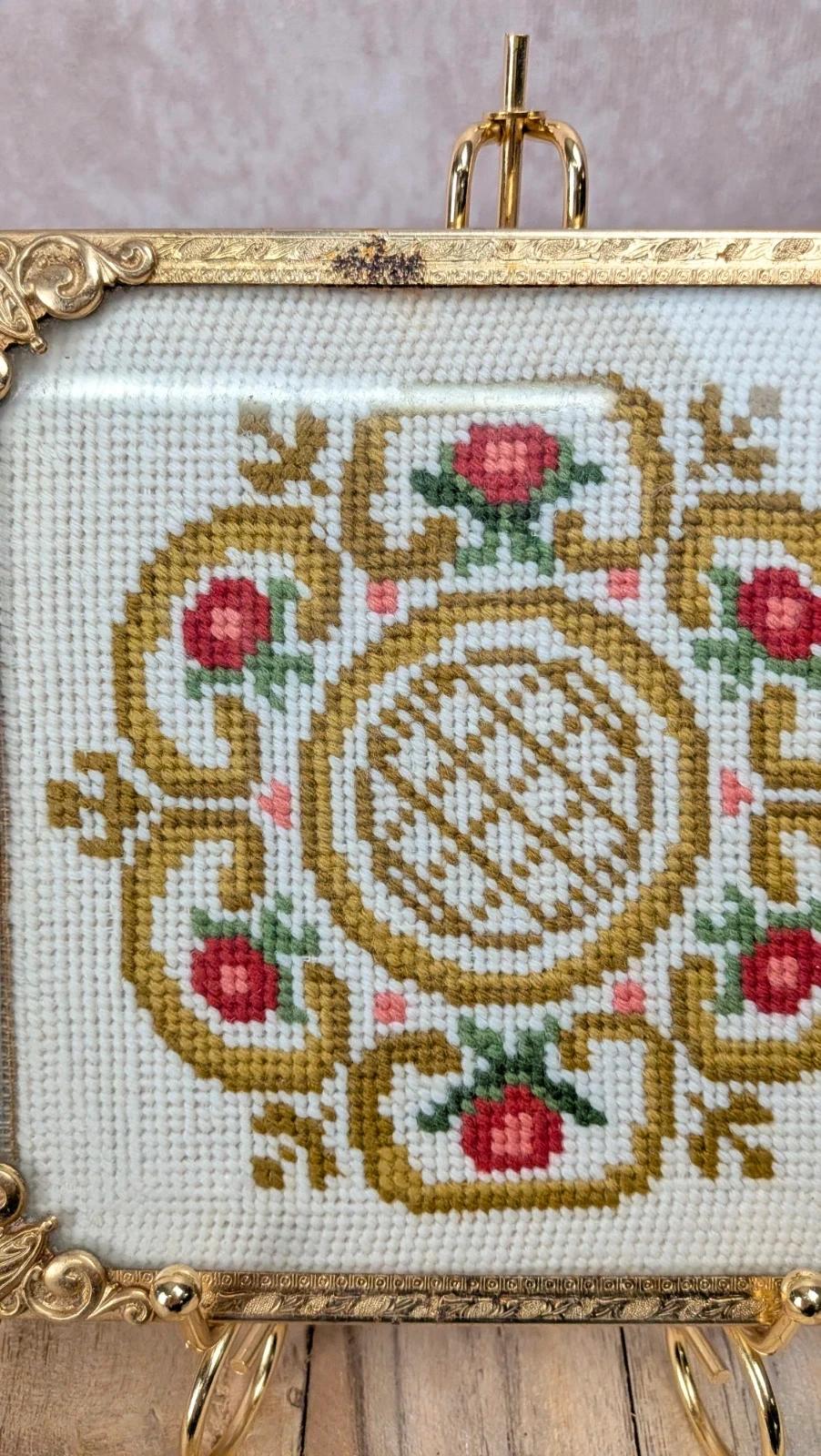 Dessous de plat vintage cadre doré & broderie au point de croix – décor floral