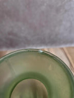 Petit vase boule Art déco en verre pressé moulé vert – décor en relief