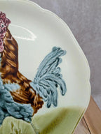 Assiette ancienne Terre de Fer Choisy-le-roi Hb – Coq polychrome en barbotine