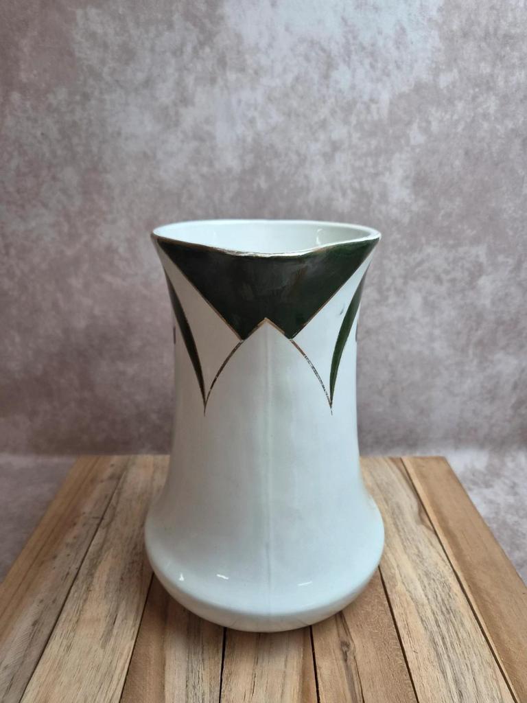 Ancien broc de toilette Art déco – Décor géométrique vert et doré – Vase vintage