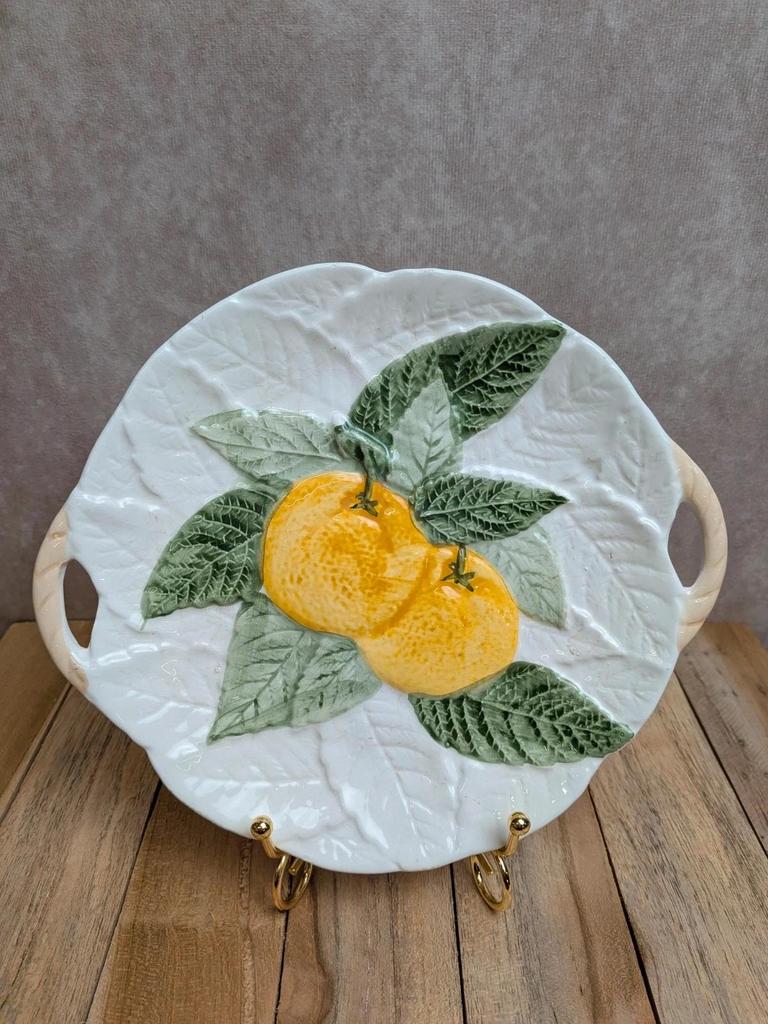 Assiette ancienne en barbotine motif oranges