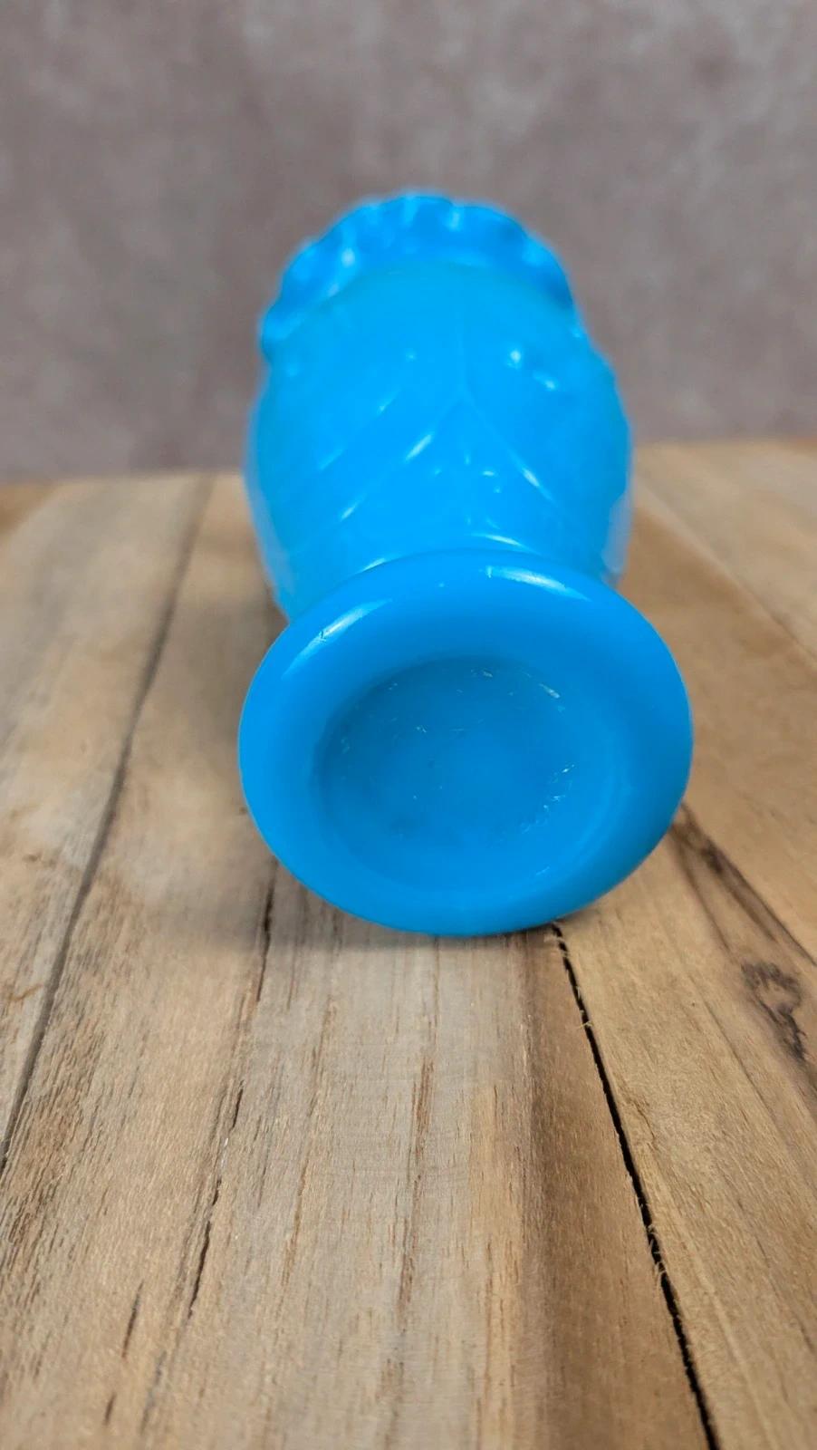 Petit vase opaline bleue décor impérial