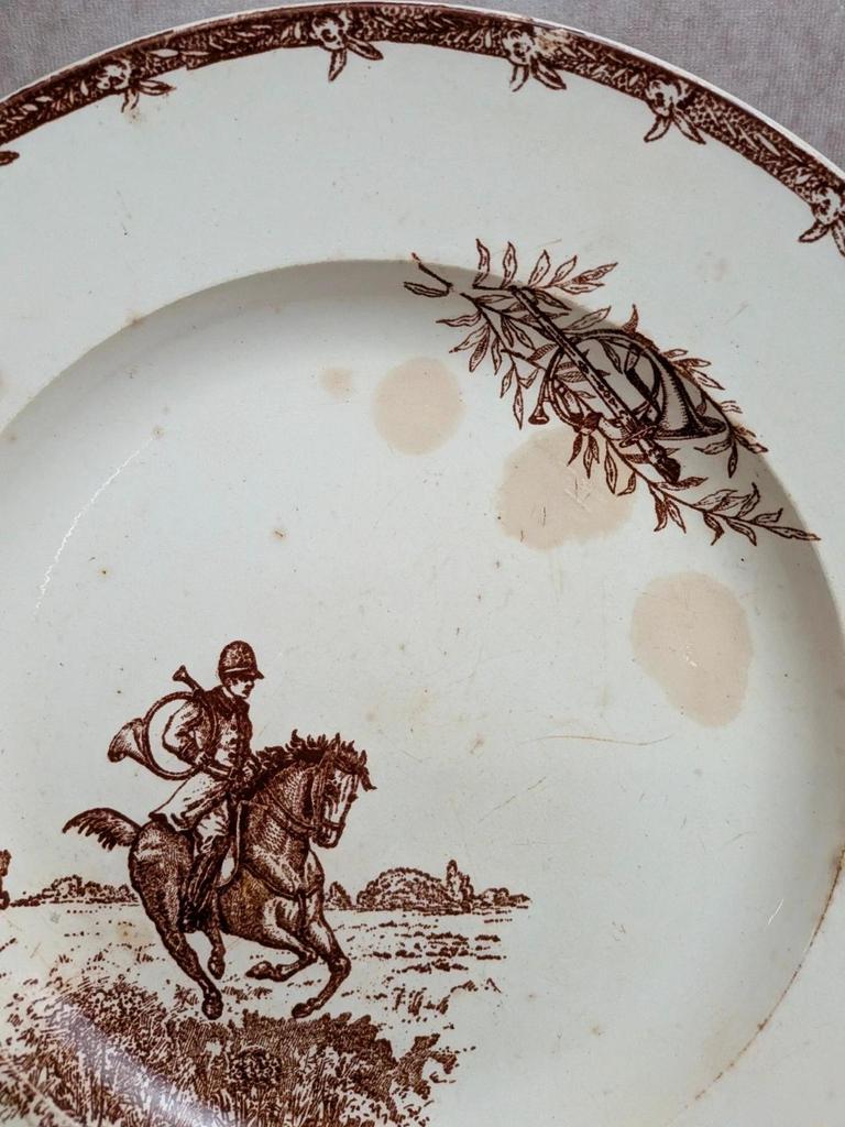 Plat ancien en terre de fer Jules Vieillard Bordeaux modèle Chasseur