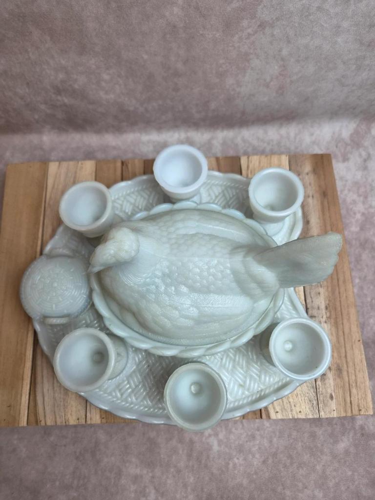 Service à œufs ancien Vallérysthal en opaline – poule et 6 coquetiers
