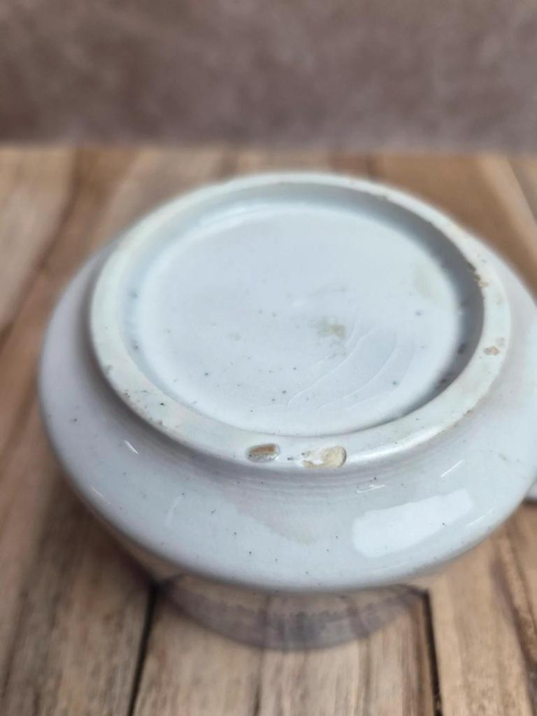 Ancienne tasse à café Terre de Fer bleue – attribuée au modèle Dentelle de Lunéville