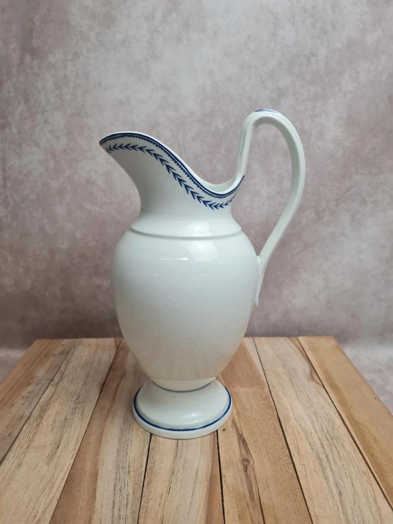 Pichet ancien en porcelaine de Tournai Xixe – décor à l’épi bleu – grande taille