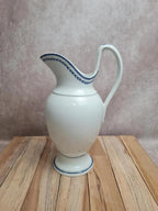 Pichet ancien en porcelaine de Tournai Xixe – décor à l’épi bleu – grande taille