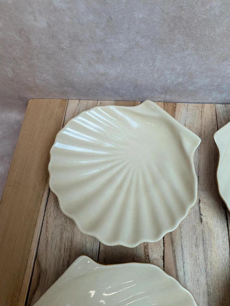 Lot de 4 coquilles Saint-jacques anciennes en céramique émaillée