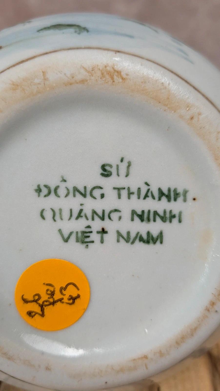 Petite théière vietnamienne peinte main décor paysage traditionnel