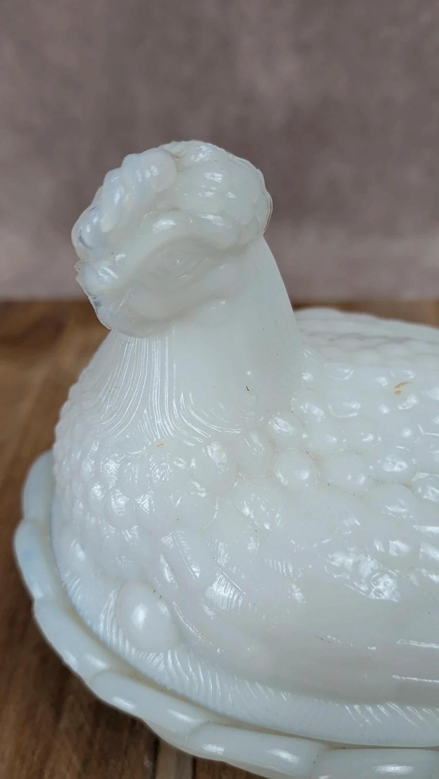 Poule sur panier en verre opalin blanc – marquée Sv
