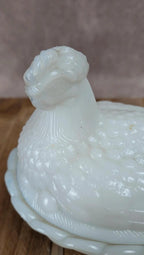 Poule sur panier en verre opalin blanc – marquée Sv