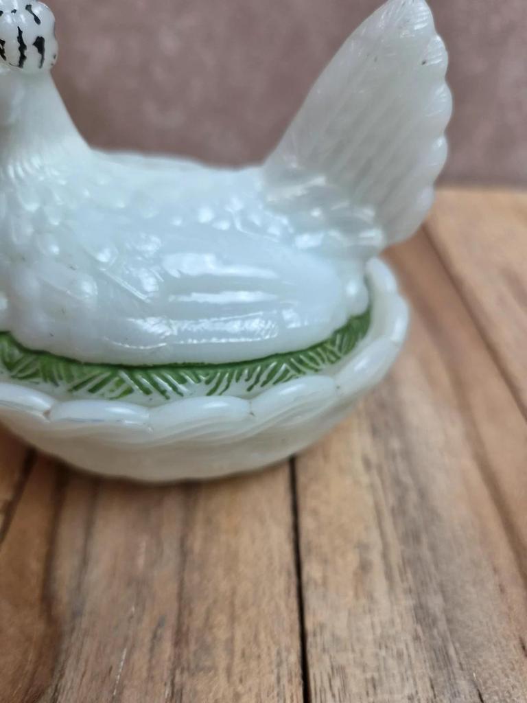 Petite poule couveuse en opaline blanche peinte ancienne