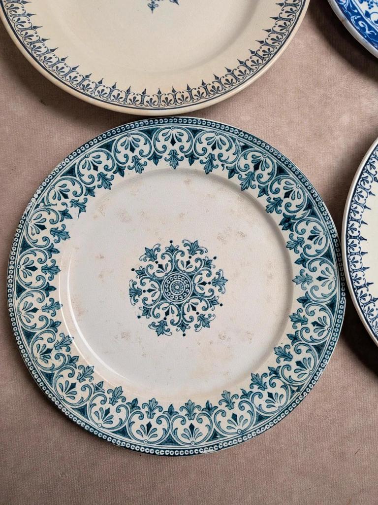 Lot de 6 assiettes plates dépareillées en terre de fer