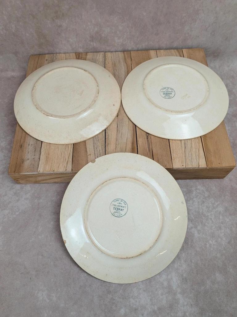Lot de 3 assiettes plates anciennes en terre de fer des Établissements Debray, service Clichy