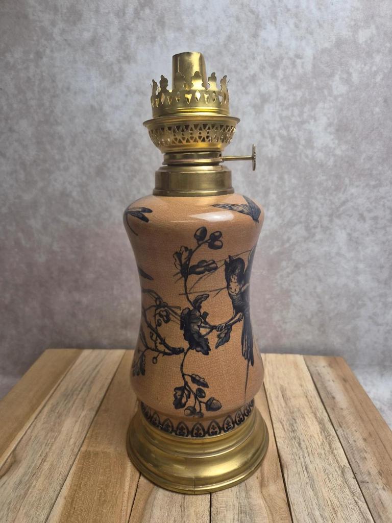 Lampe à pétrole ancienne en faïence décor oiseau et insectes fin Xixe