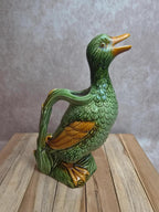 Grand pichet canard en barbotine vintage – faïence émaillée verte – 29 cm
