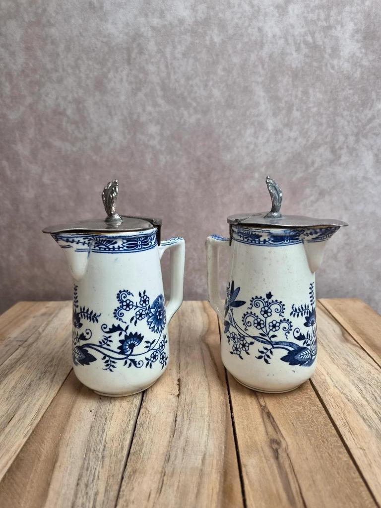 Paire de pots à lait anciens Boch Frères Keramis – modèle Saxe