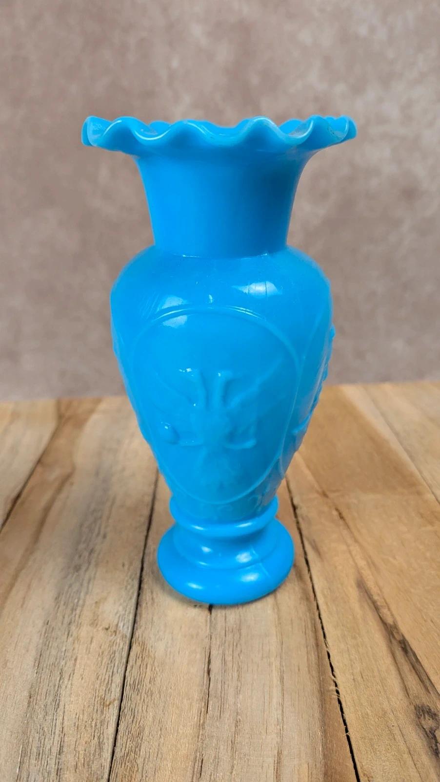 Petit vase opaline bleue décor impérial