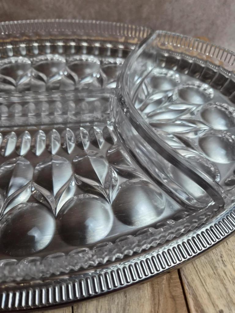 Plat apéritif compartimenté en verre sur plateau métal argenté vintage