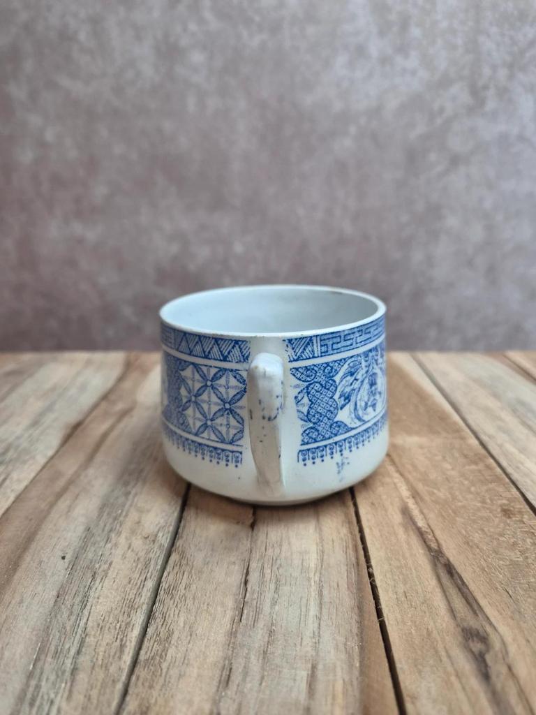 Ancienne tasse à café Terre de Fer bleue – attribuée au modèle Dentelle de Lunéville