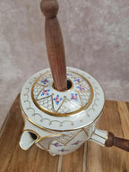 Chocolatière ancienne en porcelaine signée Qailles
