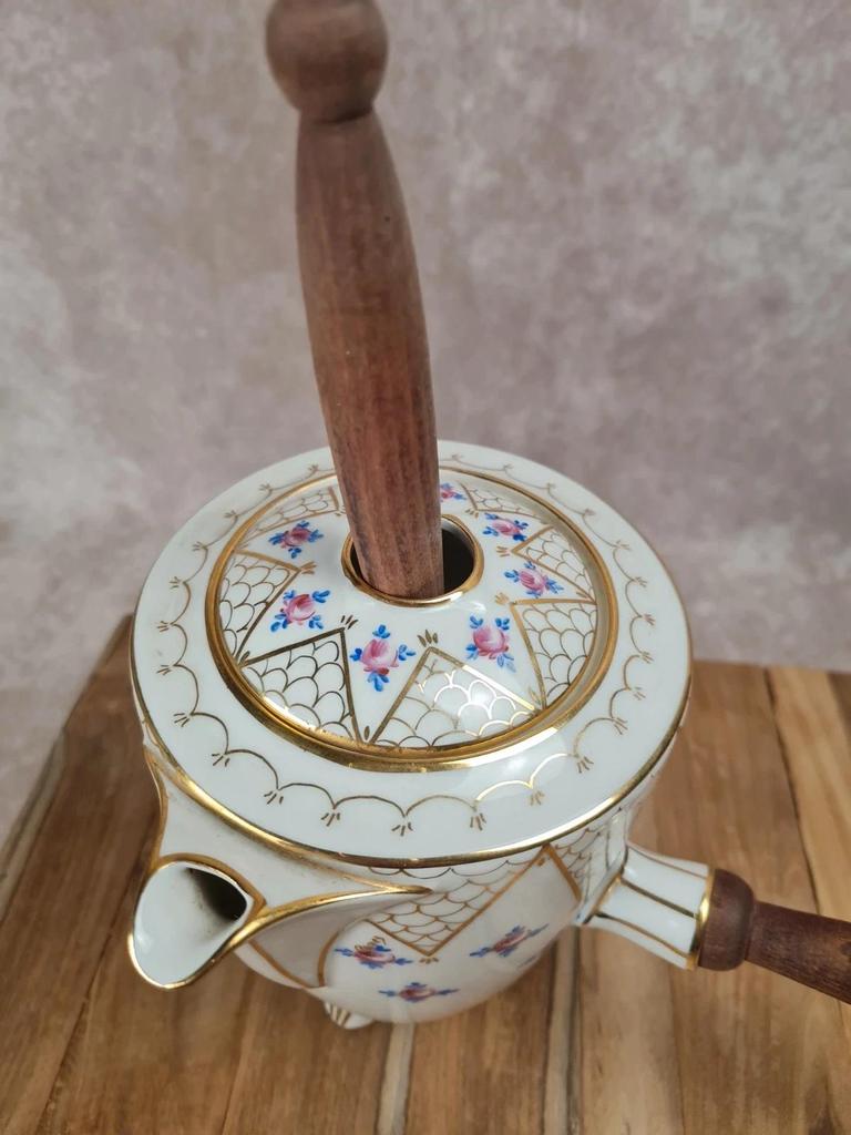 Chocolatière ancienne en porcelaine signée Qailles