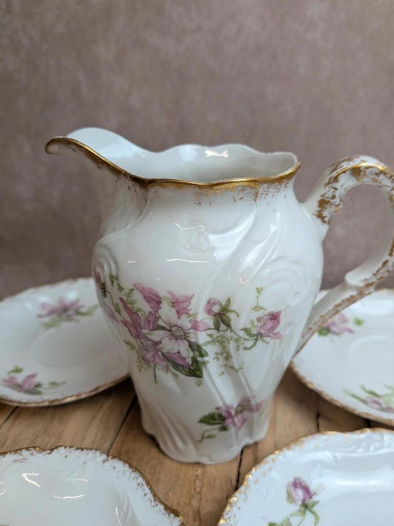 Service à thé ou café ancien en porcelaine fleurie – 19 pièces dorées