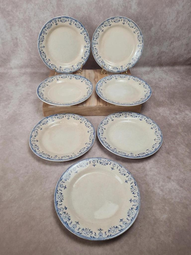 Lot de 7 assiettes plates anciennes Creil et Montereau. Service La Vallières, 23 cm