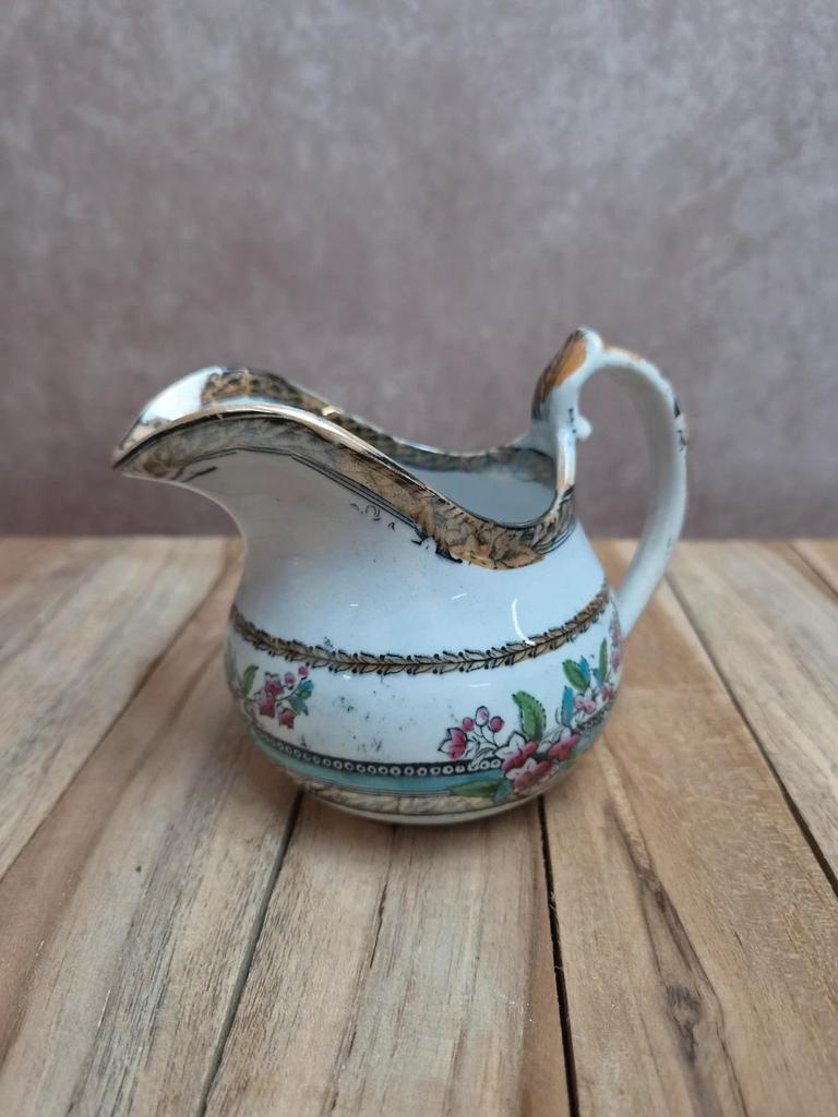 Théière ancienne et pot à lait assorti au joli décor fleuri rose et turquoise