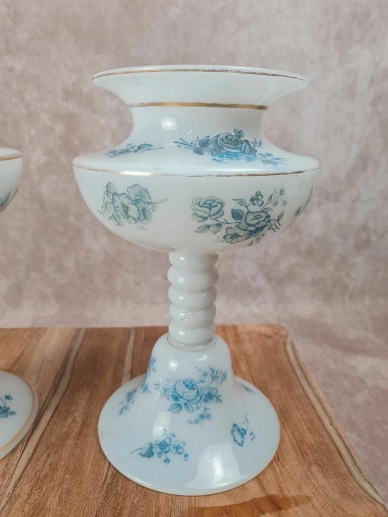 Jolie paire de vases sur pied en opaline blanche – décor bleu ancien