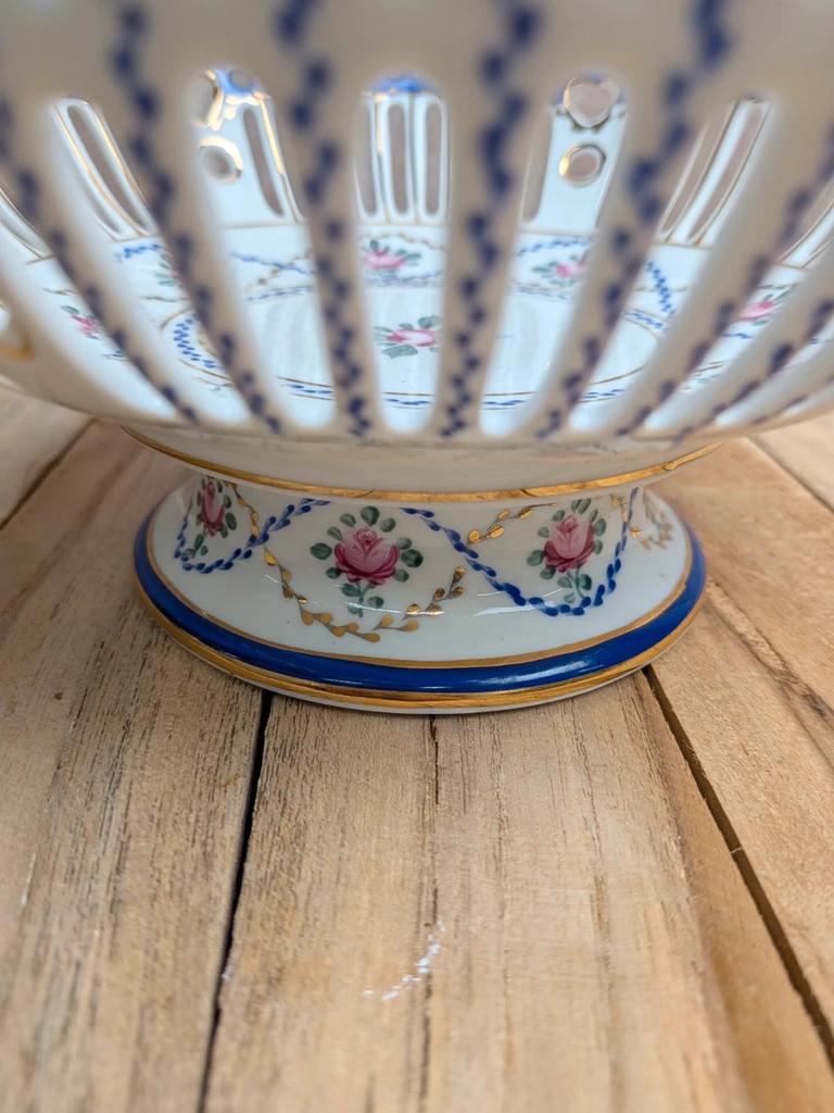 Coupe sur pied en porcelaine ajourée – Décor floral, bleu cobalt et dorures