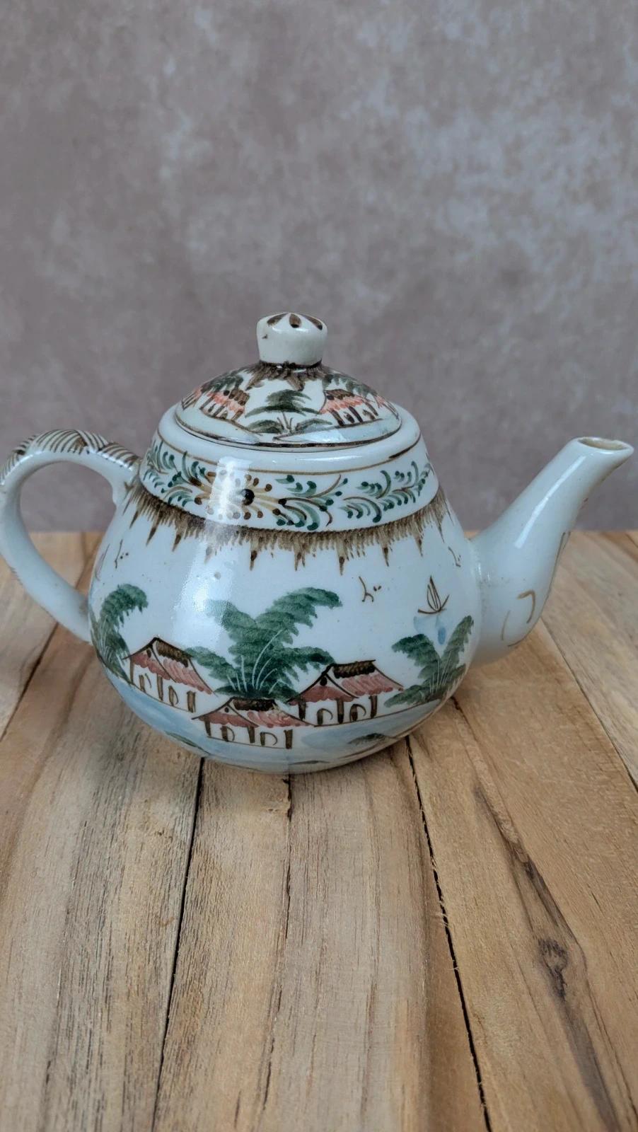 Petite théière vietnamienne peinte main décor paysage traditionnel