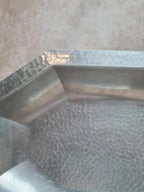 Plateau aluminium martelé vintage poignées bois – style Art Déco / moderniste
