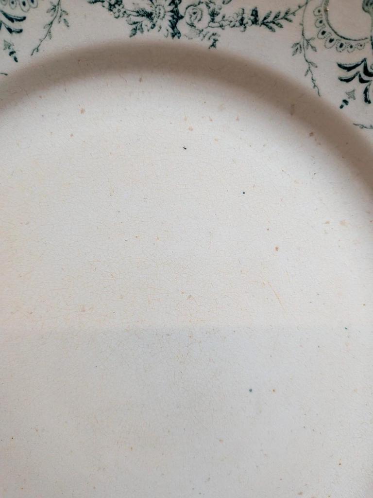 Assiette plate en terre de fer Lunéville – Modèle Guirlande – Ancienne