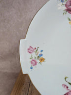 Plat à gâteau ancien en porcelaine – Décor floral polychrome et dorure