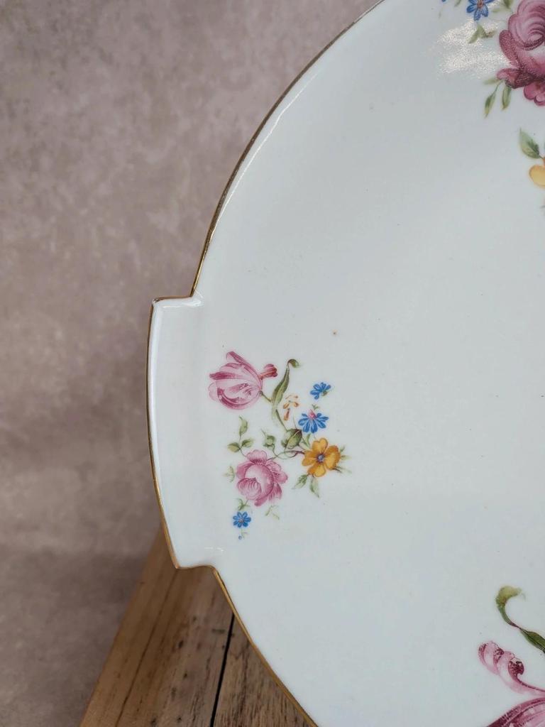 Plat à gâteau ancien en porcelaine – Décor floral polychrome et dorure